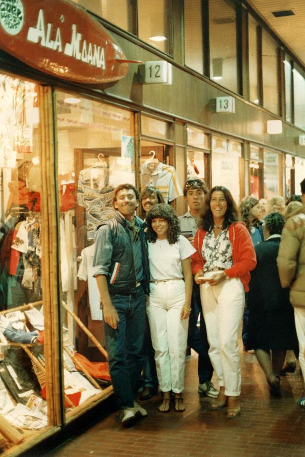 Primer Ala Moana (1980)
Fundadores: Fernando Aguerre, Santiago Aguerre y Norma Mattalia con sus dos empleados, Juanchi y Olga.